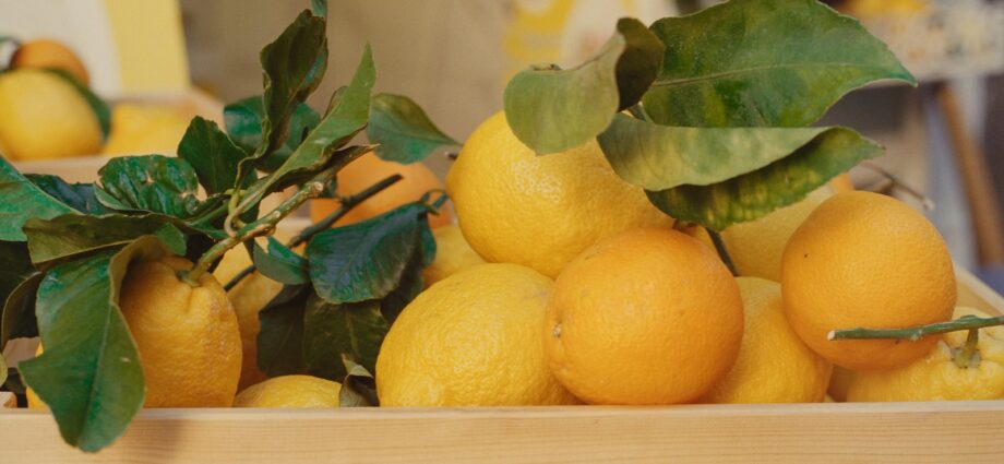 a wooden box filled with lots of oranges